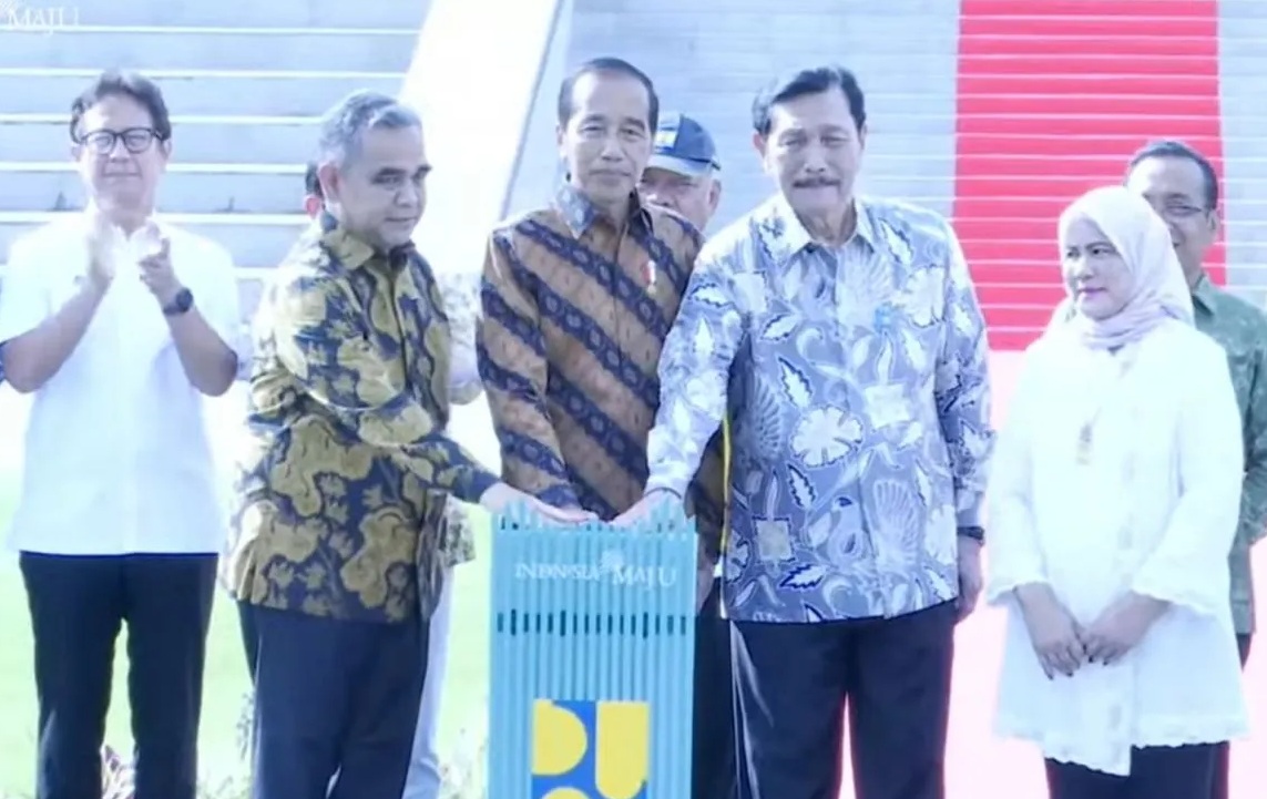 Presiden Joko Widodo menekan tombol sirine sebagai visualisasi atas seremoni peresmian Istana Negara IKN, Provinsi Kalimantan Timur, Jumat (11/10/2024).