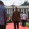 Presiden Joko Widodo (tengah) bersiap memberikan keterangan pers seusai meresmikan Istana Negara di Ibu Kota Nusantara, Kalimantan Timur, Jumat (11/10/2024). Kepala Negara meresmikan Istana Negara di IKN sebagai fasilitas kediaman resmi Presiden Indonesia. (Sigid Kurniawan)