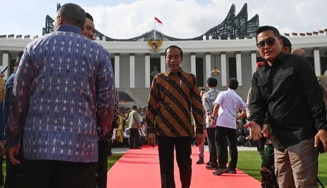 Presiden Joko Widodo (tengah) bersiap memberikan keterangan pers seusai meresmikan Istana Negara di Ibu Kota Nusantara, Kalimantan Timur, Jumat (11/10/2024). Kepala Negara meresmikan Istana Negara di IKN sebagai fasilitas kediaman resmi Presiden Indonesia. (Sigid Kurniawan)