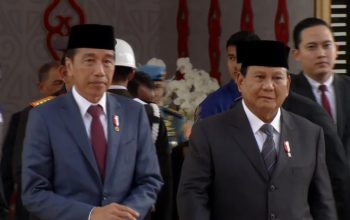 Presiden Joko Widodo (kiri) bersama Presiden terpilih Prabowo Subianto saat tiba di kompleks parlemen, Senayan, Jakarta, Selasa (1/10/2024). (MPR RI)