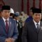 Presiden Joko Widodo (kiri) bersama Presiden terpilih Prabowo Subianto saat tiba di kompleks parlemen, Senayan, Jakarta, Selasa (1/10/2024). (MPR RI)