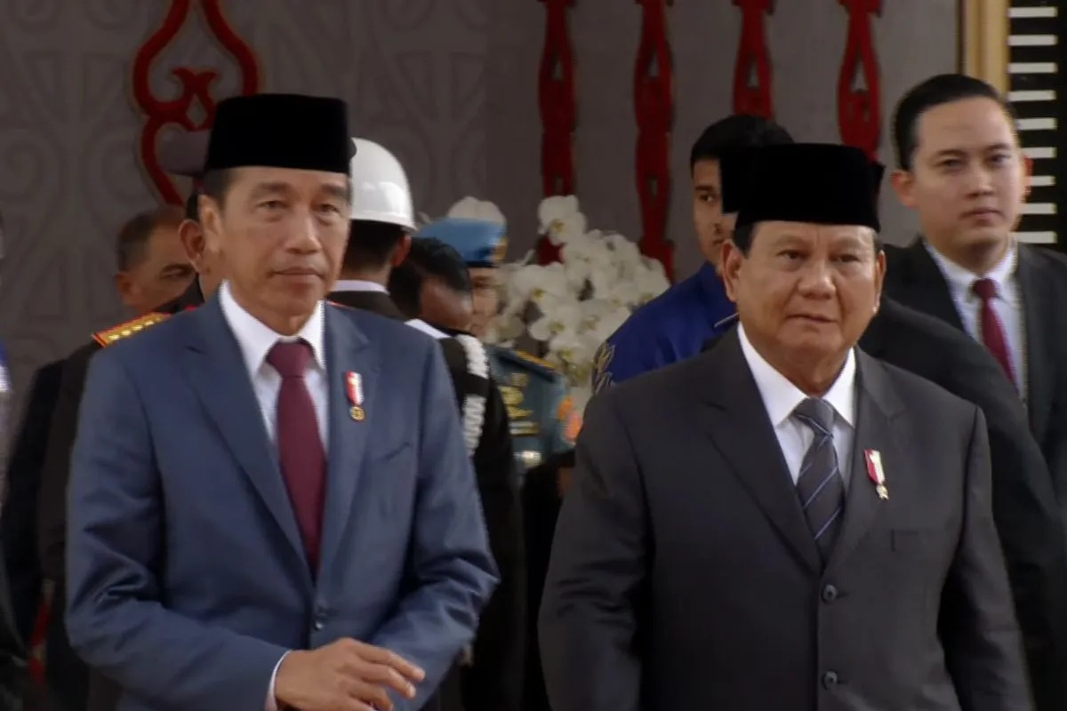 Presiden Joko Widodo (kiri) bersama Presiden terpilih Prabowo Subianto saat tiba di kompleks parlemen, Senayan, Jakarta, Selasa (1/10/2024). (MPR RI)