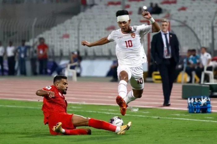 Malik Risaldi dalam debutnya di Timnas Indonesia menjadi starter dalam laga melawan Bahrain, Kamis (10/10). (Reuters)