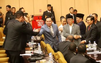 Ketua DPD Terpilih 2024-2029 Sultan Najamudin mendapat ucapan selamat dari Bakal calon Ketua DPD 2024-2029 La Nyalla Mattalitti usai terpilih saat sidang pemilihan pimpinan DPD masa jabatan 2024-2029. (Dery Ridwansah/ JawaPos.com)