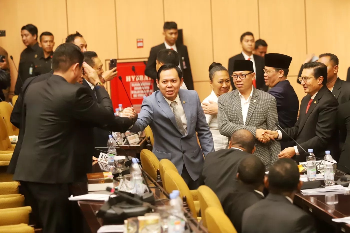 Ketua DPD Terpilih 2024-2029 Sultan Najamudin mendapat ucapan selamat dari Bakal calon Ketua DPD 2024-2029 La Nyalla Mattalitti usai terpilih saat sidang pemilihan pimpinan DPD masa jabatan 2024-2029. (Dery Ridwansah/ JawaPos.com)