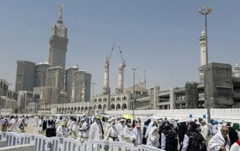 Jamaah calon haji berjalan menuju terminal Syib Amir di Masjidil Haram, Makkah, Arab Saudi, Selasa (4/6/2024). (Dok ANTARA)