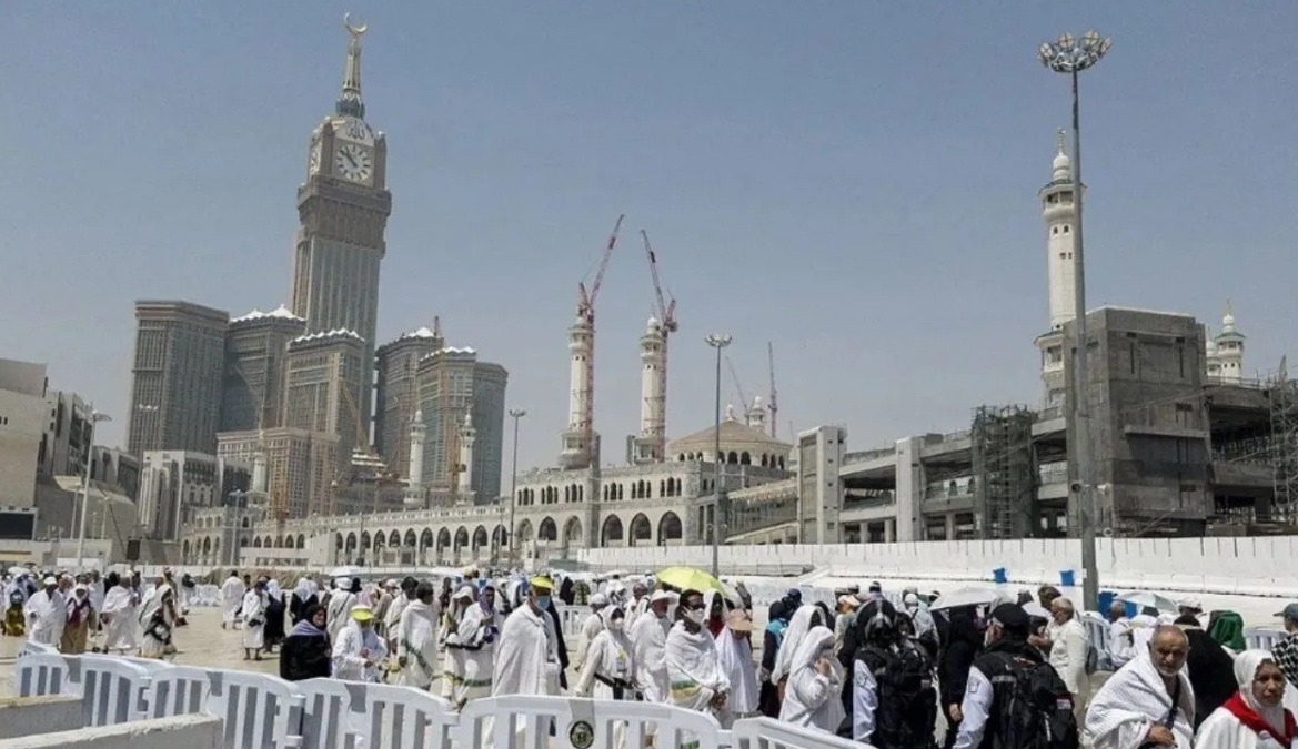 Jamaah calon haji berjalan menuju terminal Syib Amir di Masjidil Haram, Makkah, Arab Saudi, Selasa (4/6/2024). (Dok ANTARA)