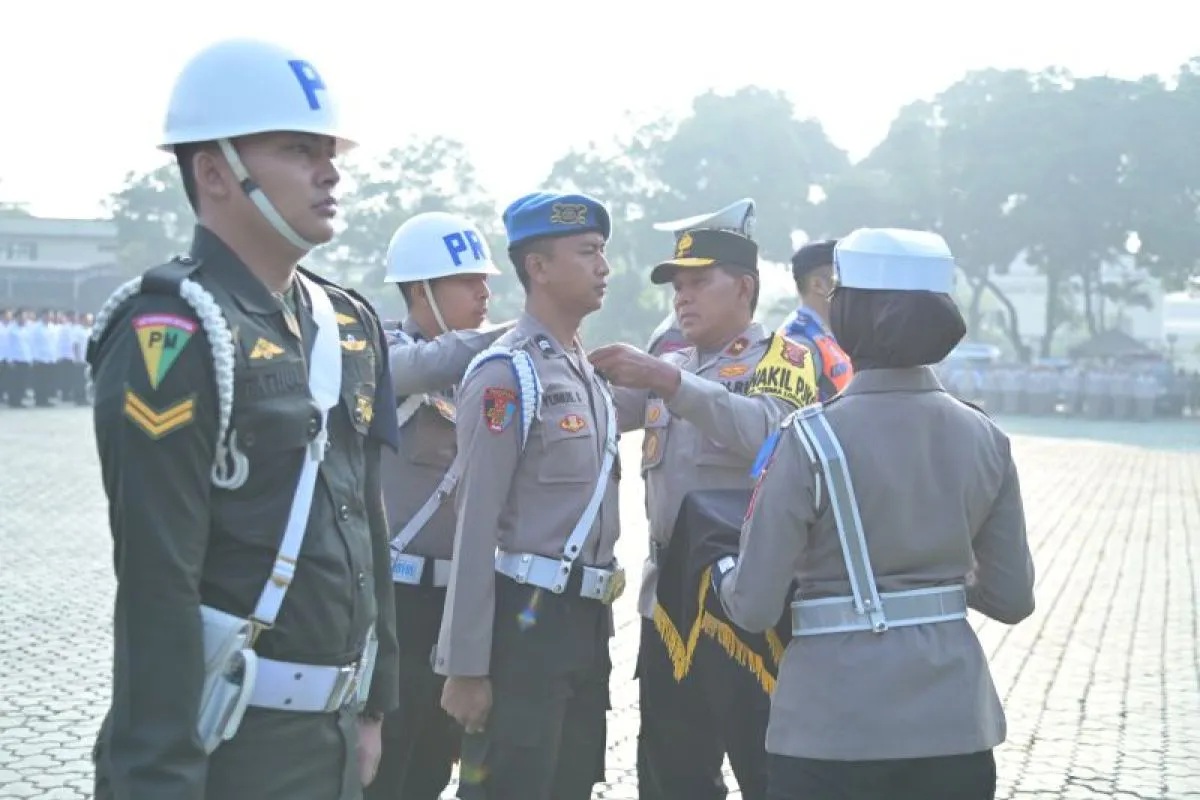 Wakapolda Jabar Brigjen Pol. Wibowo saat memimpin langsung apel pelaksanaan Operasi Zebra Lodaya 2024 di halaman Mapolda Jabar, Kota Bandung, Senin (14/10/2024). (Rubby Jovan)