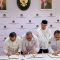 Menko PMK Muhadjir Effendy menyaksikan penandatanganan Surat Keputusan Bersama (SKB) Tiga Menteri soal libur nasional dan cuti bersama tahun 2025 di Kemenko PMK, Jakarta, Senin (14/10/2024). (Asep Firmansyah)
