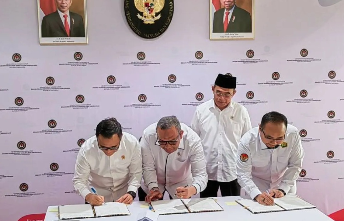 Menko PMK Muhadjir Effendy menyaksikan penandatanganan Surat Keputusan Bersama (SKB) Tiga Menteri soal libur nasional dan cuti bersama tahun 2025 di Kemenko PMK, Jakarta, Senin (14/10/2024). (Asep Firmansyah)