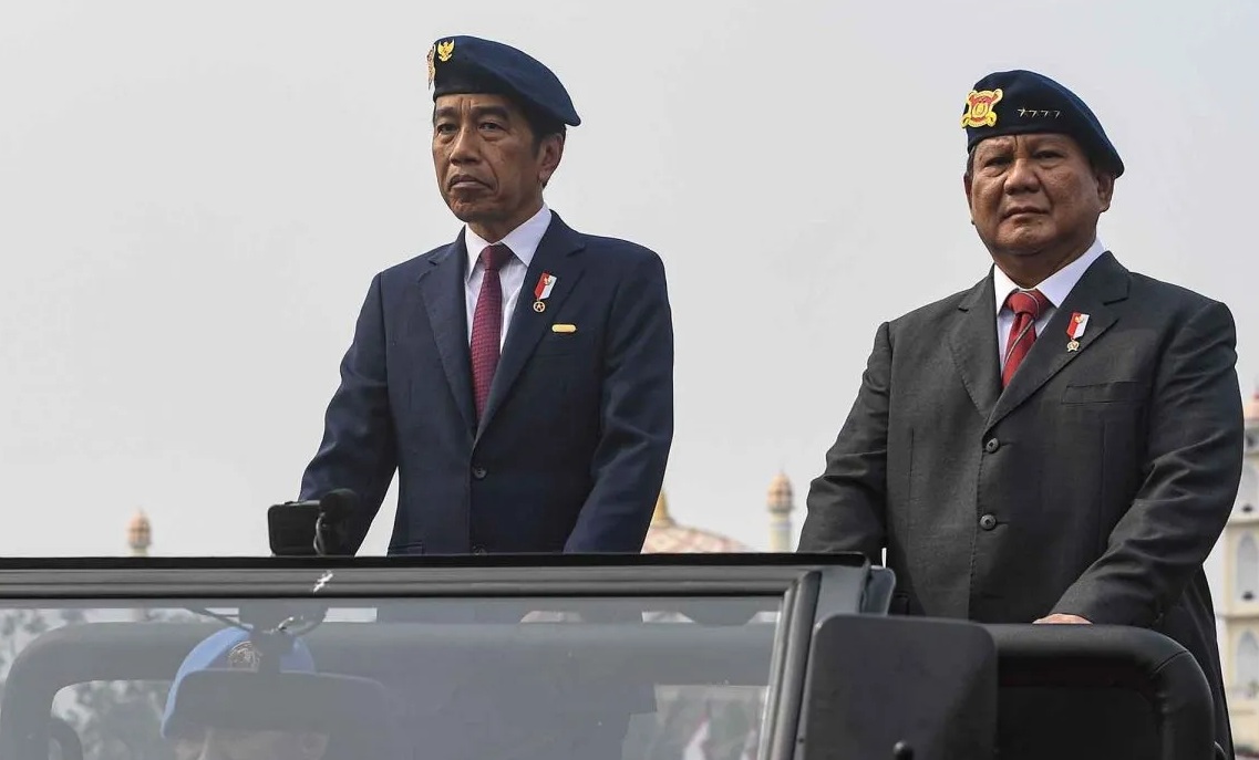 Presiden Joko Widodo (kiri) didampingi Menteri Pertahanan sekaligus Presiden Terpilih 2024â2029 Prabowo Subianto (kanan) berada di atas kendaraan maung untuk mengikuti upacara penganugerahan medali kehormatan keamanan dan keselamatan publik Loka Praja Samrakshana di Mako Brimob, Kelapa Dua, Depok, Jawa Barat, Senin (14/10/2024).