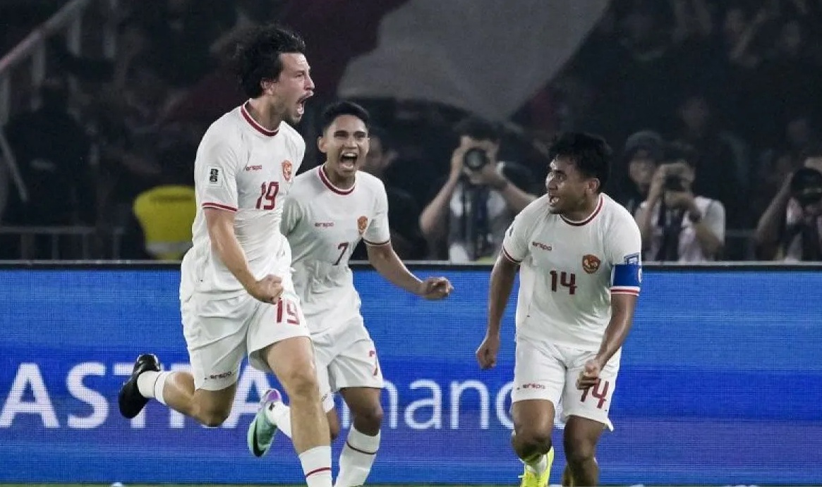 Gelandang Indonesia Thom Jan Haye (kiri) merayakan gol bersama rekan-rekan satu timnya dalam pertandingan babak kedua Kualifikasi Piala Dunia 2026 antara Indonesia dan Filipina di Gelora Bung Karno, Jakarta, Selasa (11/6/2024). (Bay Ismoyo)