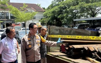 Kabid Humas Polda Jawa Barat Kombes Pol Jules Abraham Abast saat ungkap kasus pencurian rel kereta api di Mapolda Jabar, Kota Bandung, Selasa (15/10/2024). (Rubby Jovan)