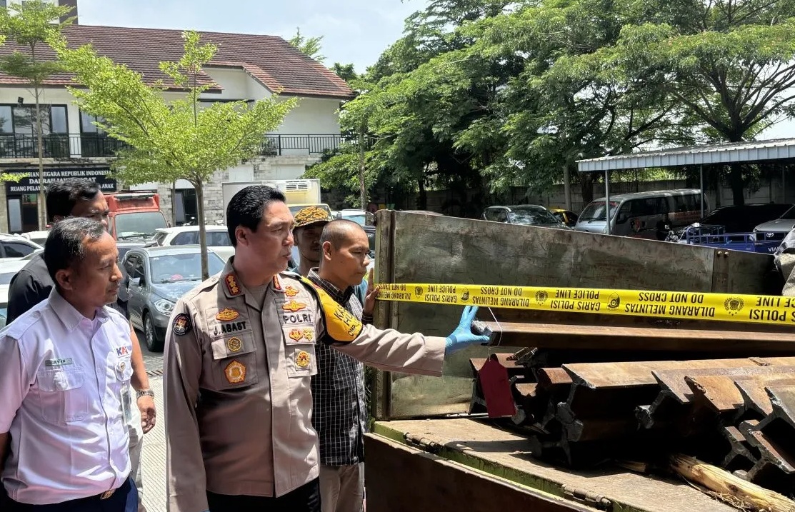 Kabid Humas Polda Jawa Barat Kombes Pol Jules Abraham Abast saat ungkap kasus pencurian rel kereta api di Mapolda Jabar, Kota Bandung, Selasa (15/10/2024). (Rubby Jovan)