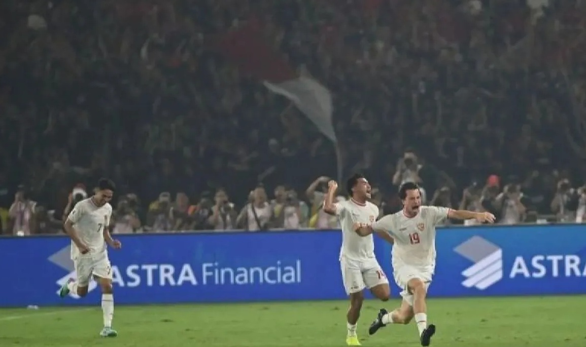 Pesepak bola Timnas Indonesia Thom Jan Haye (kanan) berselebrasi bersama rekannya Asnawi Mangkualam (kedua kanan) dan Marselino Ferdinan (kiri) setelah berhasil membobol gawang Timnas Filipina dalam laga lanjutan Grup F Kualifikasi Piala Dunia 2026 zona Asia di Stadion Utama Gelora Bung Karno (SUGBK), Senayan, Jakarta, Selasa (11/6/2024). (Rivan Awal Lingga)