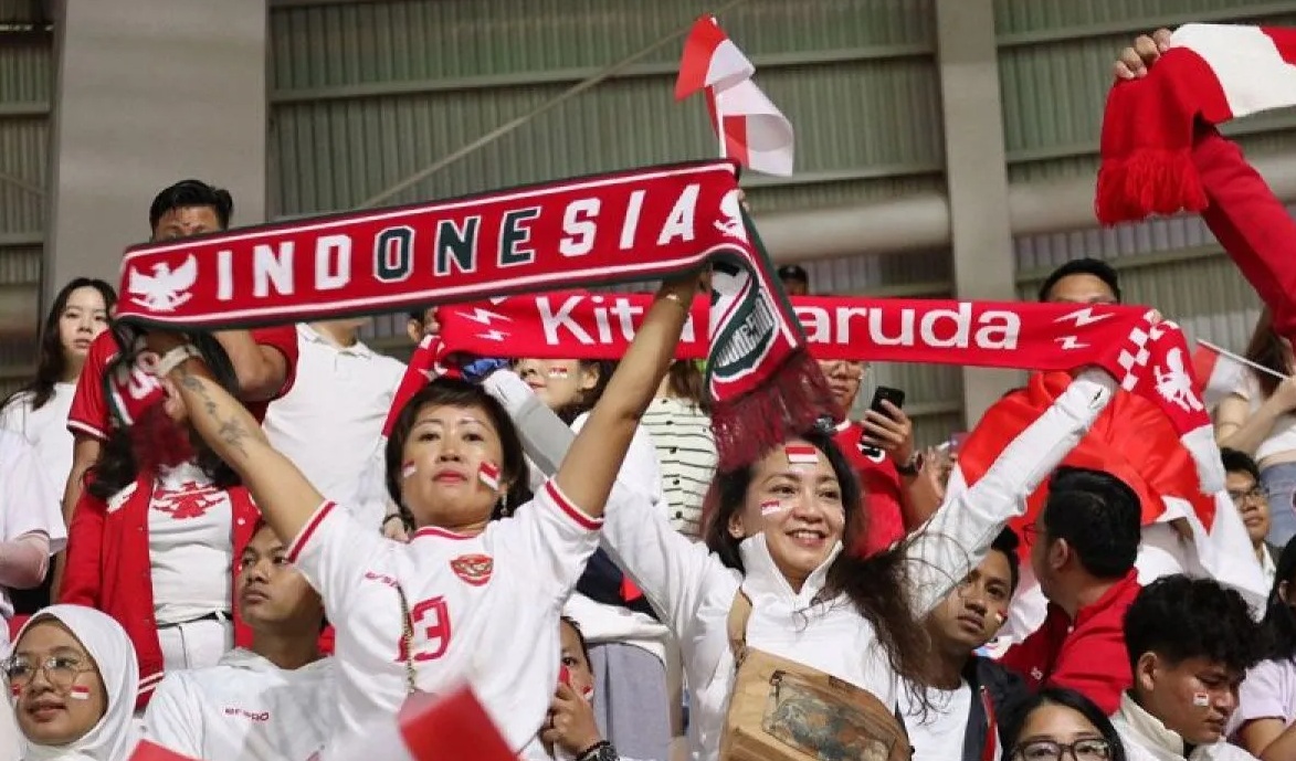 Suporter timnas Indonesia memberi dukungan saat menghadapi China pada pertandingan keempat Grup C Kualifikasi Piala Dunia 2026 zona Asia putaran ketiga di Stadion Qingdao Youth Football, Qingdao, China, Selasa (15/10/2024). (Desca Lidya Natalia)