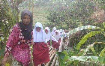 Para pelajar nekat menyeberangi sungai dengan menggunakan jembatan bambu yang sudah usang yang merupakan akses penghubung antar Kampung Cierang, Desa Wangunsari dengan Kampung Cipanas, Desa Gunung Karamat di Kecamatan Cisolok, Kabupaten Sukabumi, Jabar. 