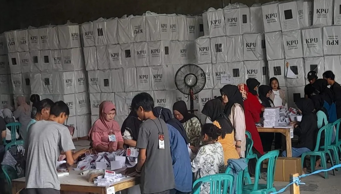 Pelaksanaan sortir dan lipat suara suara Pilkada Kabupaten Sukabumi yang dilaksanakan di gudang logistik KPU Kabupaten Sukabumi tepatnya di Jalan Raya Sukaraja, Desa Pasirhalang, Kecamatan Sukaraja, Kabupaten Sukabumi, Jabar pada Rabu (16/10/2024).