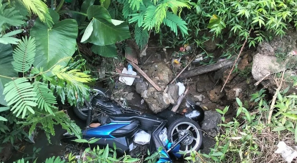Kondisi jasad perempuan yang tertindih sepeda motor di dalam parit sedalam tiga meter di Kampung Bojongkawung, RT 01/07, Desa Girijaya, Kecamatan Nagrak, Kabupaten Sukabumi, Jabar yang ditemukan warga pada Kamis, (17/10/2024). (Aditia A Rohman)