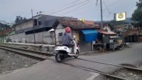 Pelajar Sukabumi yang Tertemper KA Pangrango Tidak Perhatikan Rambu Peringatan