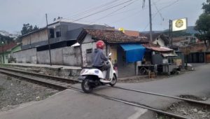Pelajar Sukabumi yang Tertemper KA Pangrango Tidak Perhatikan Rambu Peringatan