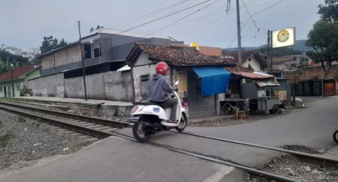 Lokasi kecelakaan lalu lintas di mana pengendara motor yang masih berusia 13 tahun tertabrak KA Pangrango dari arah Bogor menuu Sukabumi tepatnya di Jalan Almuwahhidin, Desa Karangtengah, Kecamatan Cibadak, Kabupaten Sukabumi. Jabar pada Selasa, (1/10/2024).