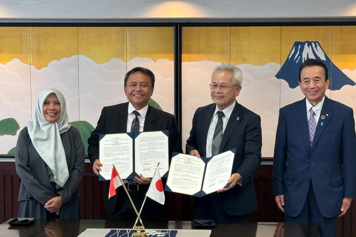 Sekda Jabar Herman Suryatman pasca penandatanganan perjanjian kerja sama terkait Geopark Ciletuh, dengan Geopark Semenanjung Izu, Jepang. (Pemprov Jabar)