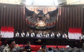 Pegawai MPR melaksanakan Gladi Kotor pelantikan Presiden dan Wakil Presiden 2024-2029 di Ruang Rapat Paripurna I, Gedung Nusantara, Kompleks Parlemen, Senayan, Jakarta, Jumat (18/10/2024). (Dery Ridwansah/ JawaPos.com)
