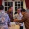 Presiden Joko Widodo (Jokowi) bersalaman dengan Presiden RI terpilih Prabowo Subianto saat makan siang bersama di Istana Negara, Jakarta, Jumat (18/10). (istimewa)