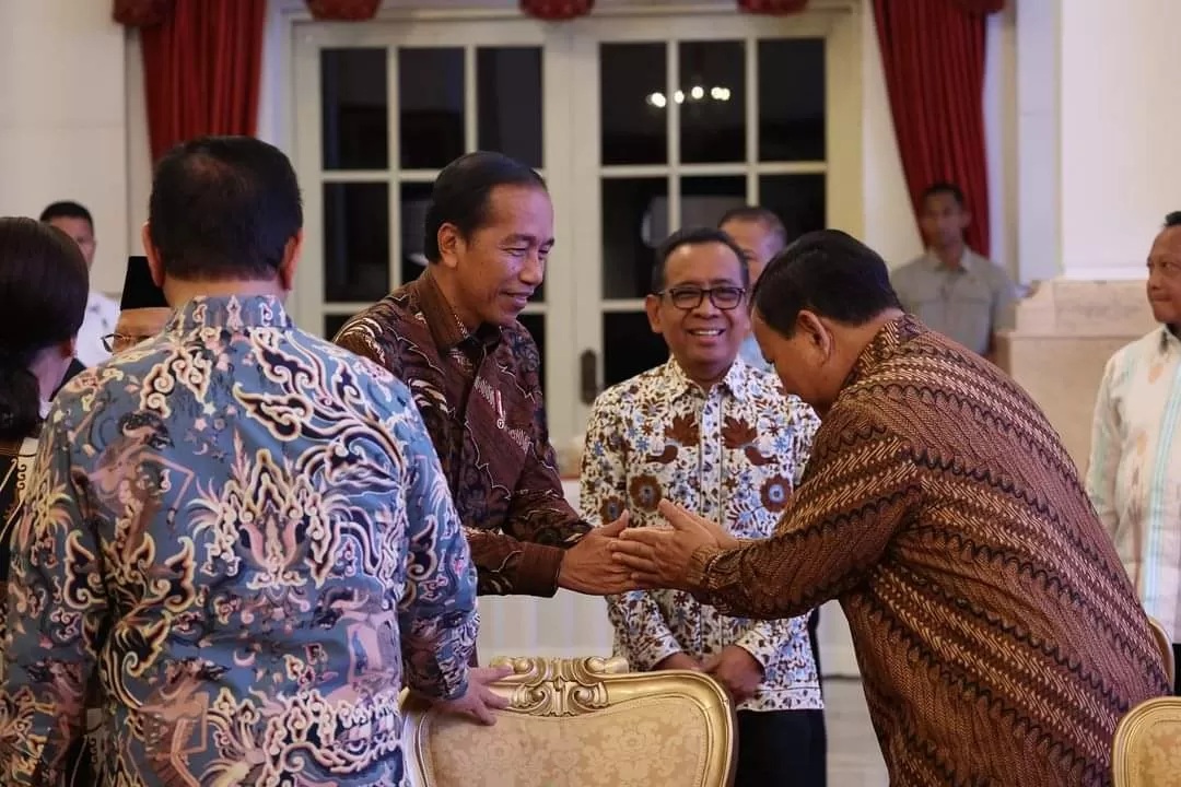 Presiden Joko Widodo (Jokowi) bersalaman dengan Presiden RI terpilih Prabowo Subianto saat makan siang bersama di Istana Negara, Jakarta, Jumat (18/10). (istimewa)