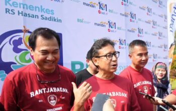 Menteri Kesehatan Budi Gunadi Sadikin bersama Pj Gubernur Jawa Barat Bey Triadi Machmudin dalam peringatan HUT ke-101 RSUP Hasan Sadikin di Gedung Sate Bandung, Sabtu (19/10/2024). (Ricky Prayoga)