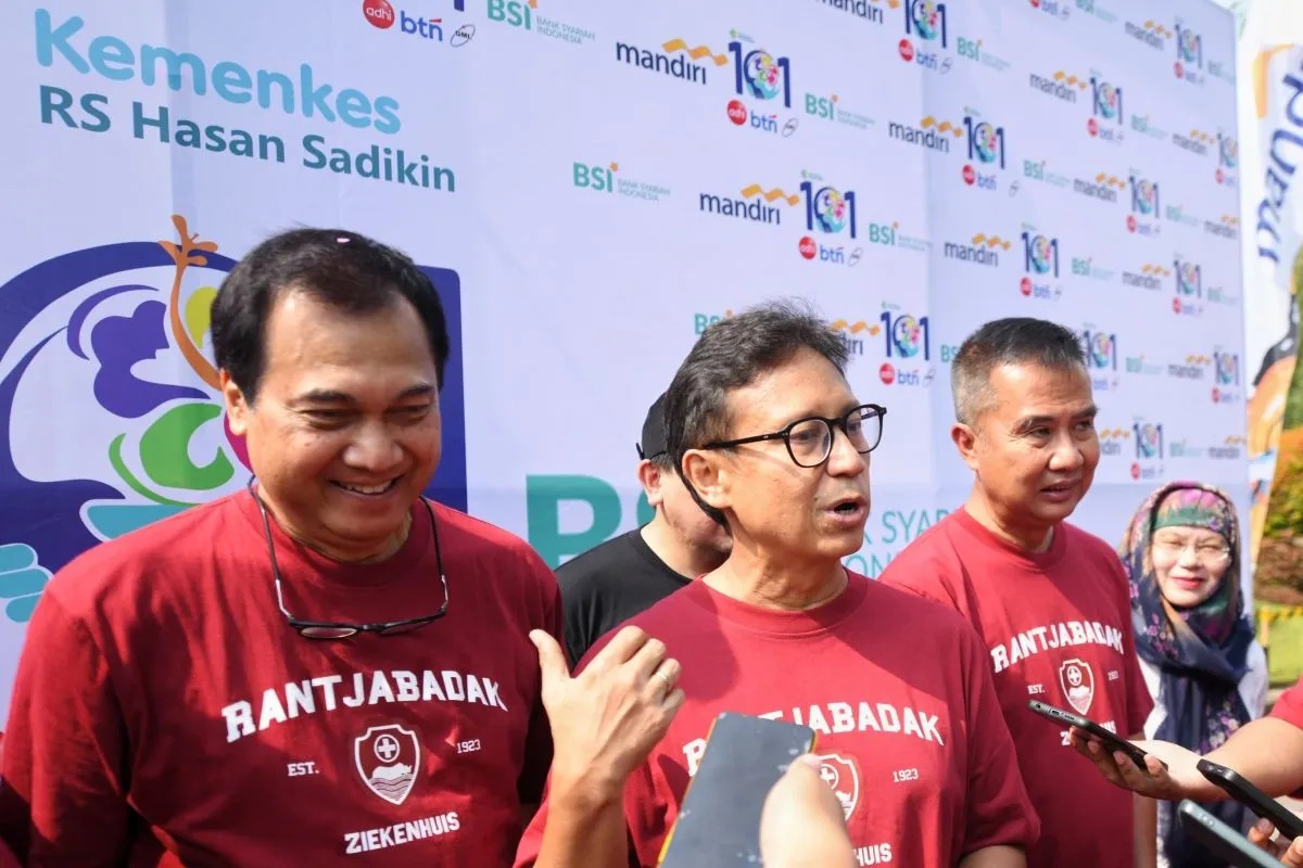 Menteri Kesehatan Budi Gunadi Sadikin bersama Pj Gubernur Jawa Barat Bey Triadi Machmudin dalam peringatan HUT ke-101 RSUP Hasan Sadikin di Gedung Sate Bandung, Sabtu (19/10/2024). (Ricky Prayoga)