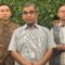 Ketua MPR RI Ahmad Muzani (tengah) bersama Wakil Ketua MPR RI Edhie Baskoro Yudhoyono (kiri) dan Eddy Soeparno (kanan) saat memberikan keterangan di kompleks parlemen, Senayan, Jakarta, Sabtu (19/10/2024). (Rio Feisal)