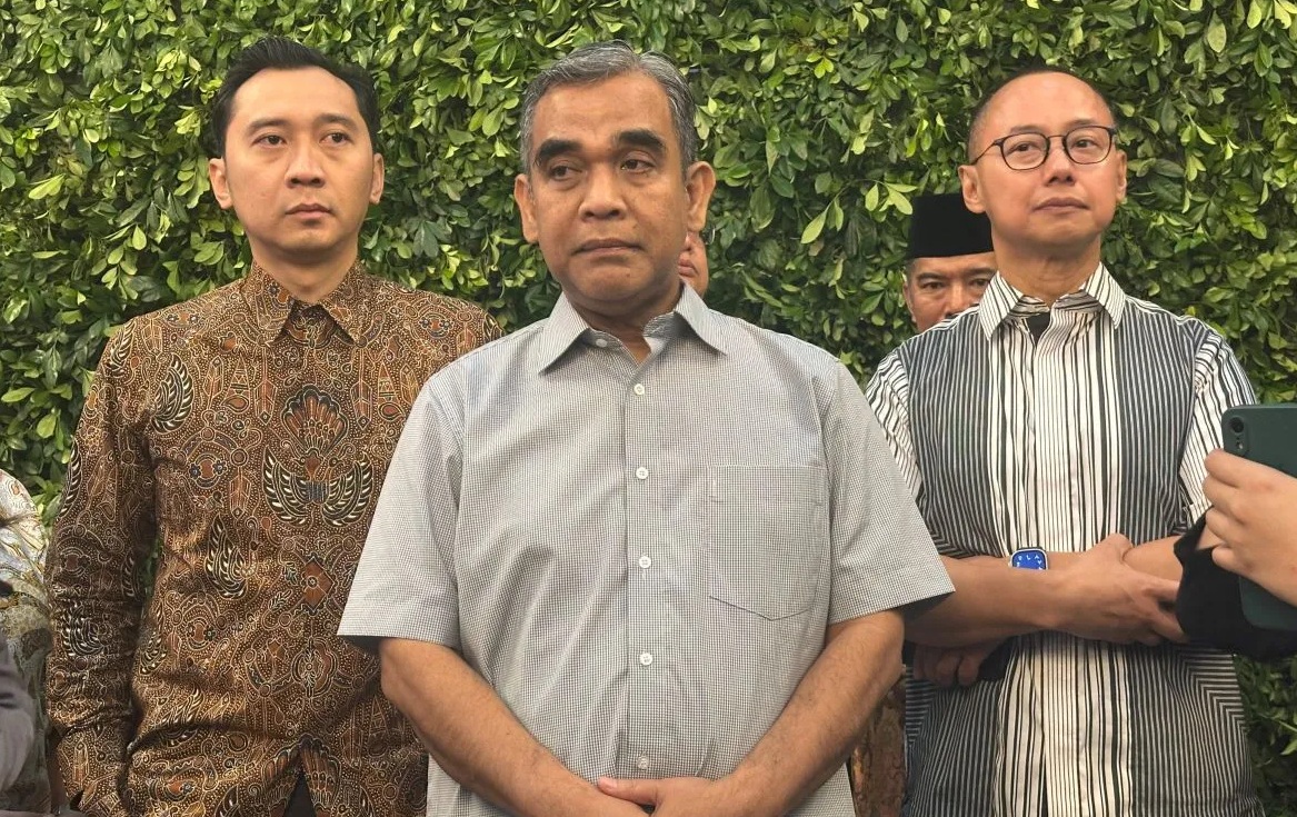 Ketua MPR RI Ahmad Muzani (tengah) bersama Wakil Ketua MPR RI Edhie Baskoro Yudhoyono (kiri) dan Eddy Soeparno (kanan) saat memberikan keterangan di kompleks parlemen, Senayan, Jakarta, Sabtu (19/10/2024). (Rio Feisal)