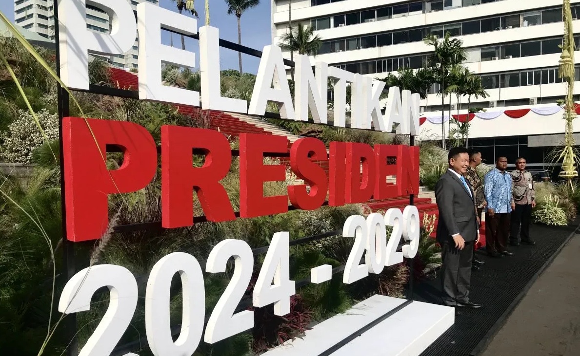 Sejumlah tamu undangan berfoto di depan ornamen-ornamen yang menghias Gedung Nusantara, kompleks parlemen, Senayan, Jakarta, menjelang acara Pelantikan Pasangan Calon Presiden dan Wakil Presiden Terpilih Hasil Pemilu 2024 menjadi Presiden dan Wakil Presiden RI Periode 2024—2029, Minggu (20/10/2024).(Genta Tenri Mawangi)