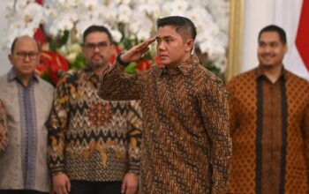 Mayor Teddy Indra Wijaya (kedua kanan) memberikan hormat kepada Presiden Prabowo Subianto saat pengumuman jajaran menteri Kabinet Merah Putih di Istana Merdeka, Jakarta, Minggu (20/10/2024). Mayor Teddy Indra Wijaya diangkat sebagai Sekretaris Kabinet menggantikan Pramono Anung. (ANTARA)