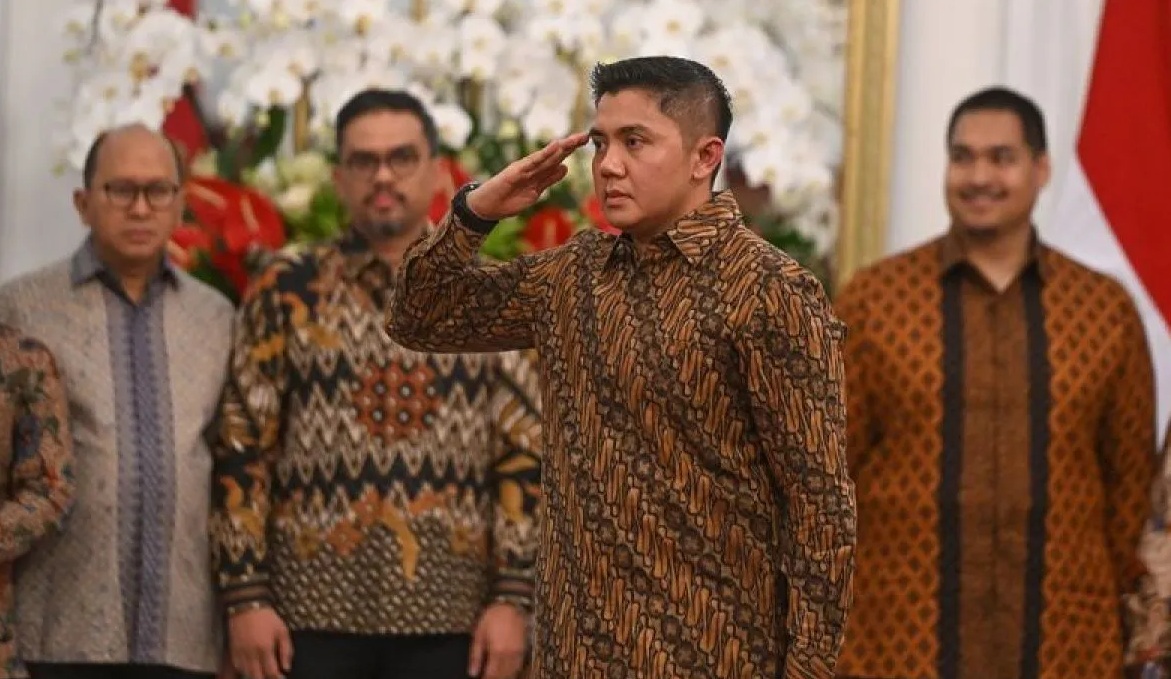 Mayor Teddy Indra Wijaya (kedua kanan) memberikan hormat kepada Presiden Prabowo Subianto saat pengumuman jajaran menteri Kabinet Merah Putih di Istana Merdeka, Jakarta, Minggu (20/10/2024). Mayor Teddy Indra Wijaya diangkat sebagai Sekretaris Kabinet menggantikan Pramono Anung. (ANTARA)