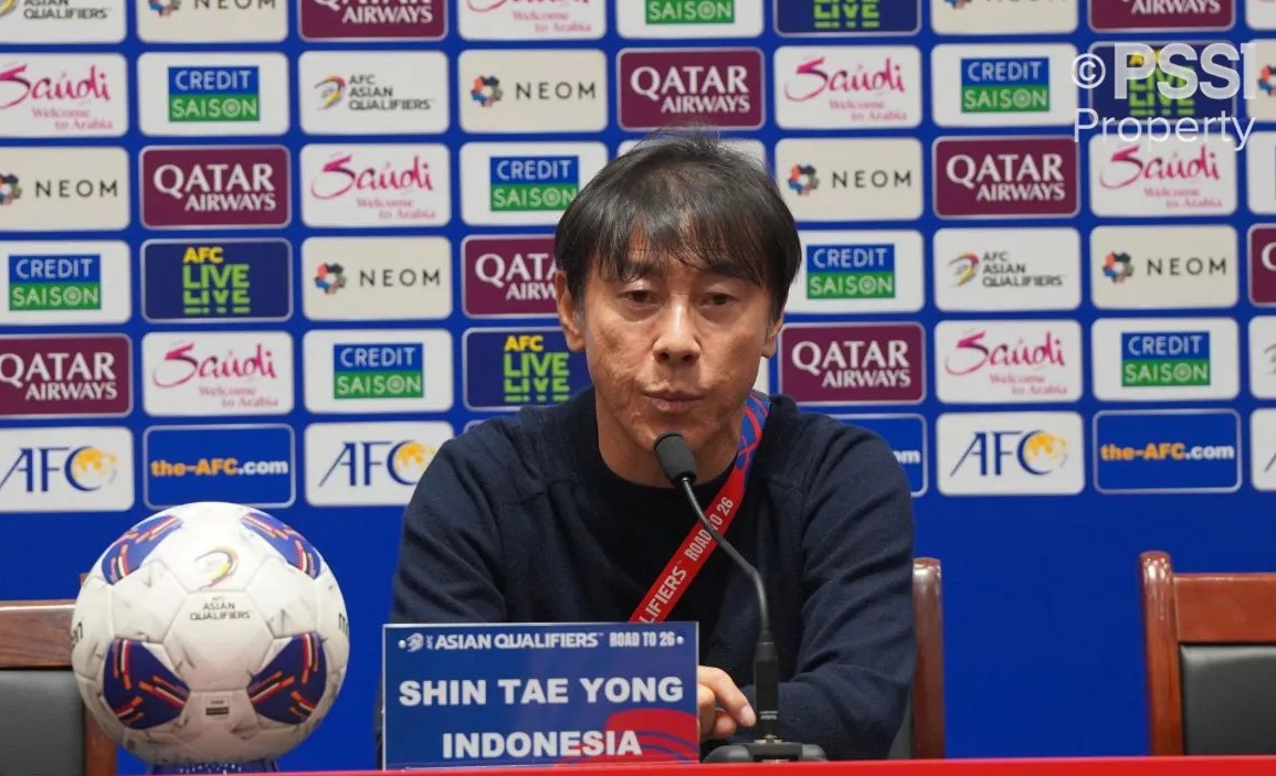 Pelatih timnas Indonesia Shin Tae-yong berbicara pada sesi jumpa pers pasca laga yang berakhir dengan kekalahan 1-2 dari China pada laga keempat putaran ketiga kualifikasi Piala Dunia 2026 zona Asia di Stadion Sepak Bola Pemuda Qingdao, Selasa (15/10/2024). (PSSI)