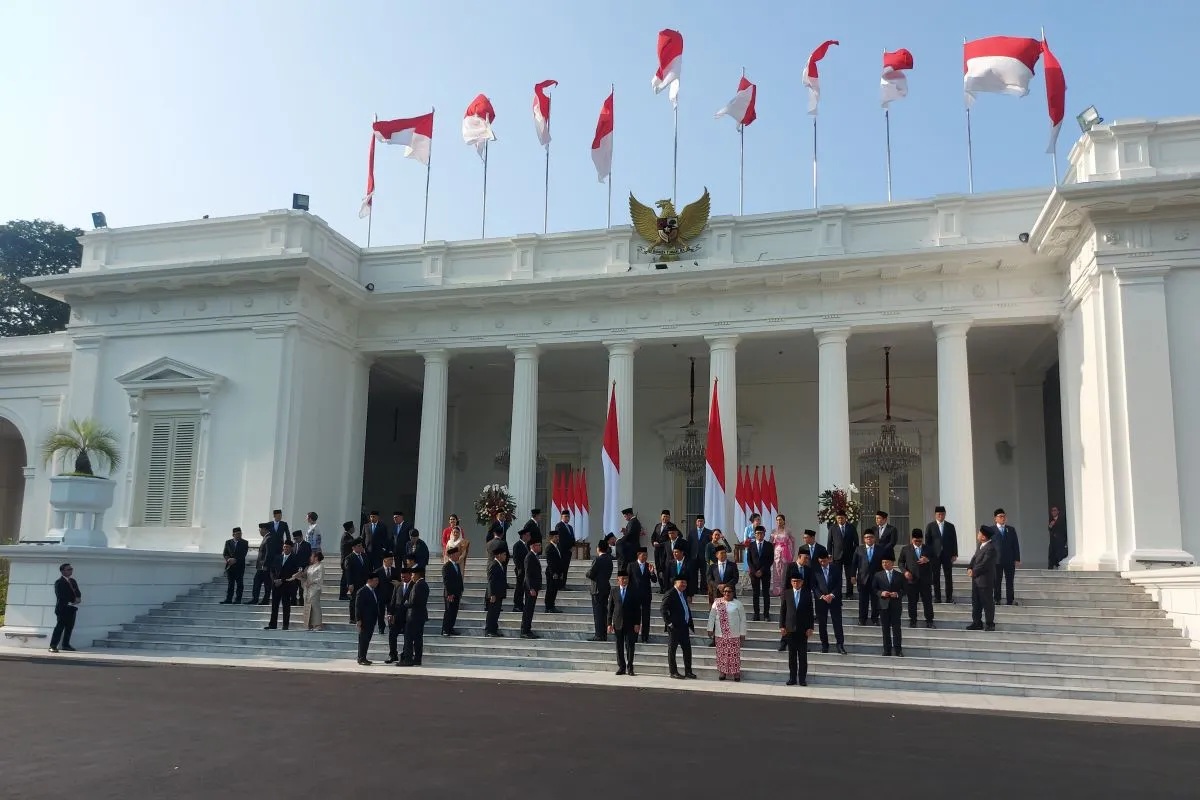 Para wakil menteri Kabinet Merah Putih bersiap untuk menjalani proses foto bersama di depan Istana Merdeka, Jakarta, Senin (21/10/2024), usai dilantik oleh Presiden Prabowo. (Andi Firdaus)