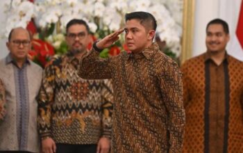Mayor Teddy Indra Wijaya (kedua kanan) memberikan hormat kepada Presiden Prabowo Subianto saat pengumuman jajaran menteri Kabinet Merah Putih di Istana Merdeka, Jakarta, Minggu (20/10/2024). Mayor Teddy Indra Wijaya diangkat sebagai Sekretaris Kabinet menggantikan Pramono Anung. (Hafidz Mubarak A).