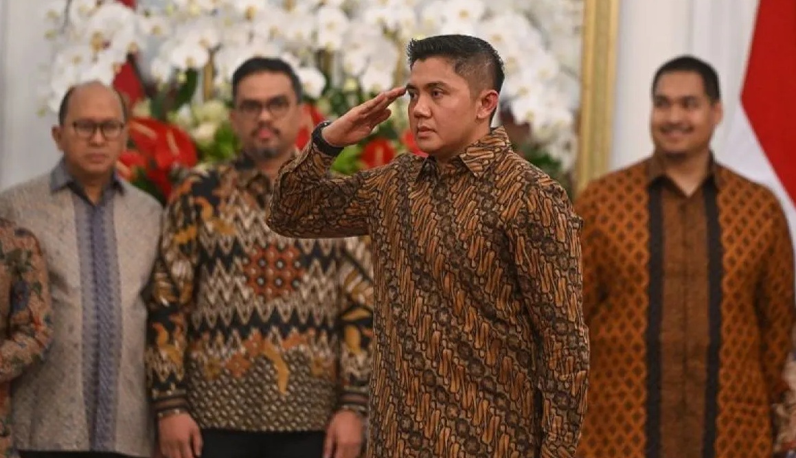 Mayor Teddy Indra Wijaya (kedua kanan) memberikan hormat kepada Presiden Prabowo Subianto saat pengumuman jajaran menteri Kabinet Merah Putih di Istana Merdeka, Jakarta, Minggu (20/10/2024). Mayor Teddy Indra Wijaya diangkat sebagai Sekretaris Kabinet menggantikan Pramono Anung. (Hafidz Mubarak A).