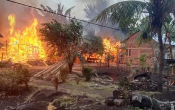 Rumah warga yang dibakar saat konflik antar warga di dua desa di pulau Adonara, Kabupaten Flores Timur, Senin. (ANTARA)