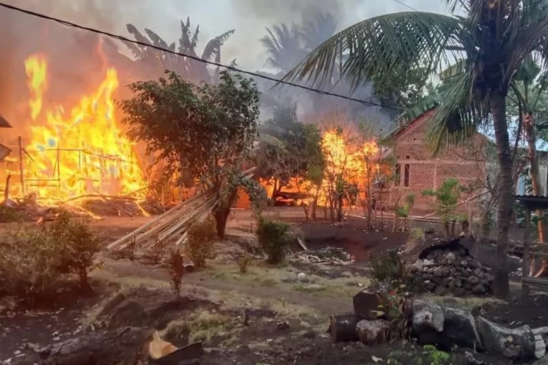 Rumah warga yang dibakar saat konflik antar warga di dua desa di pulau Adonara, Kabupaten Flores Timur, Senin. (ANTARA)