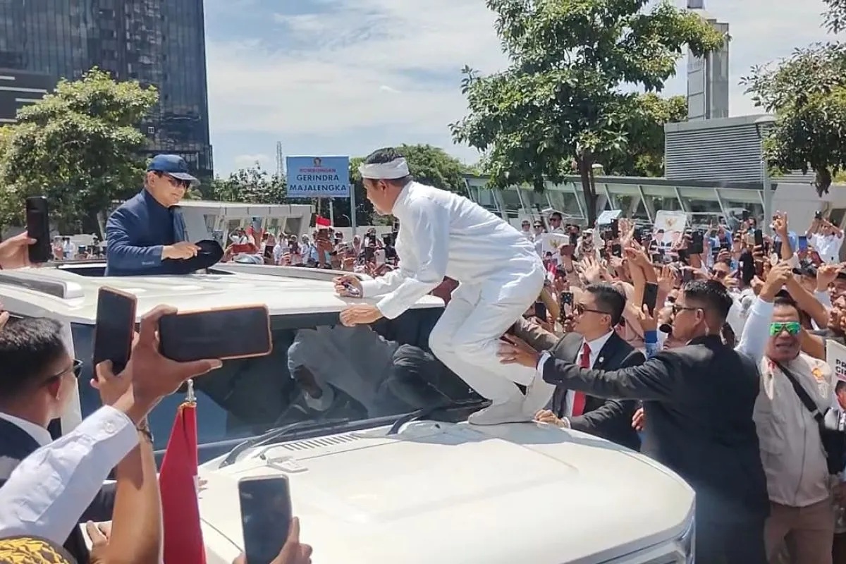 Dedi Mulyadi saat diminta naik ke atas mobil Presiden Prabowo. (Dok Dedi Mulyadi)