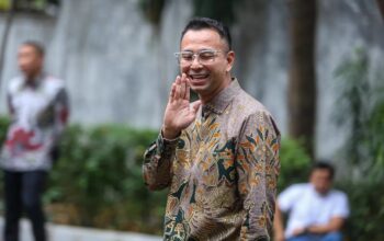Artis Raffi Ahmad menyapa wartawan setibanya di kediaman Presiden Terpilih Prabowo Subianto di Jalan Kertanegara, Jakarta Selatan, Selasa (15/10/2024). (Dery Ridwansah/ JawaPos.com)
