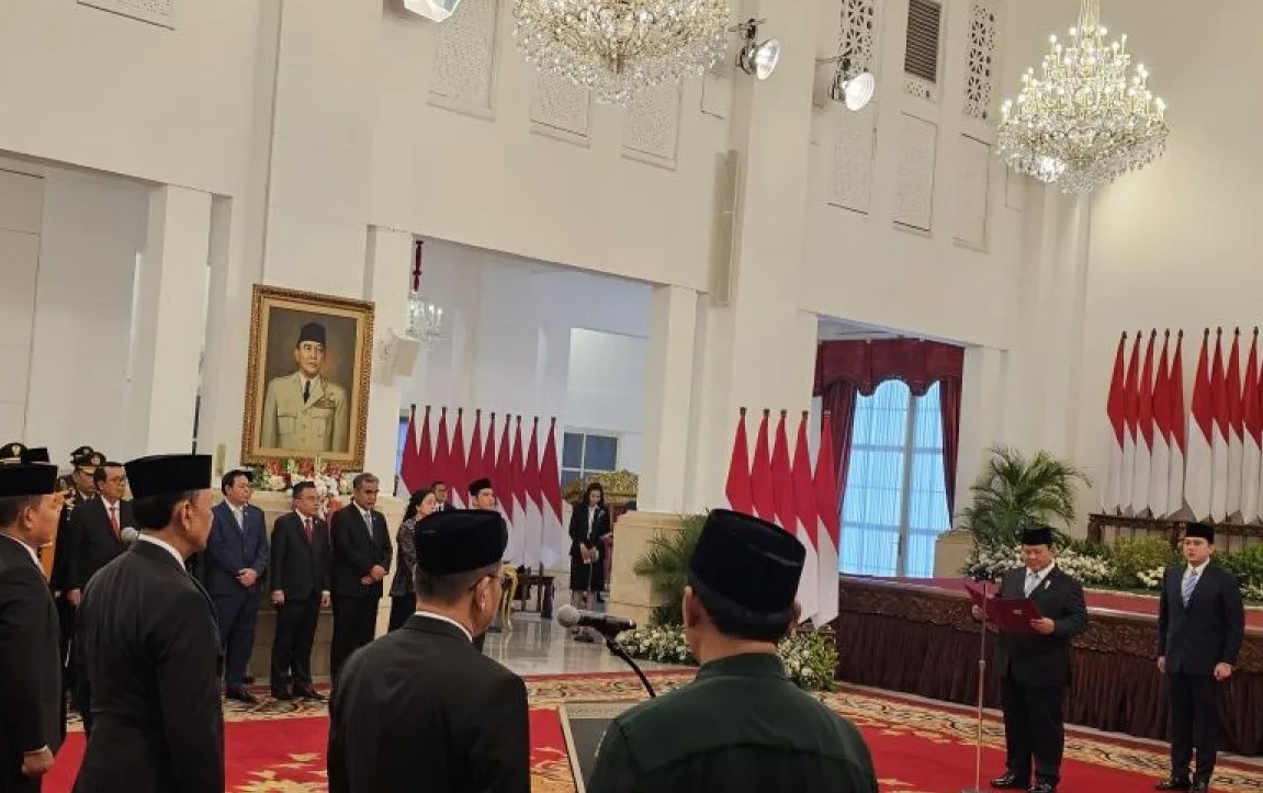 Presiden Prabowo Subianto didampingi Wakil Presiden Gibran Rakabuming Raka memimpin pelantikan Penasihat Khusus Presiden, Utusan Khusus Presiden, Staf Khusus Presiden, hingga Badan Penyelenggara Jaminan Produk Halal di Istana Negara, Jakarta, Selasa (22/10/2024). (Livia Kristianti)