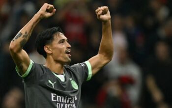 Gelandang AC Milan Tijjani Reijnders merayakan keberhasilannya mencetak gol ke gawang CLub Brugge pada pertandingan Liga Champions di Stadion San Siro, Milan, Selasa (22/10/2024). (AFP/GABRIEL BOUYS)
