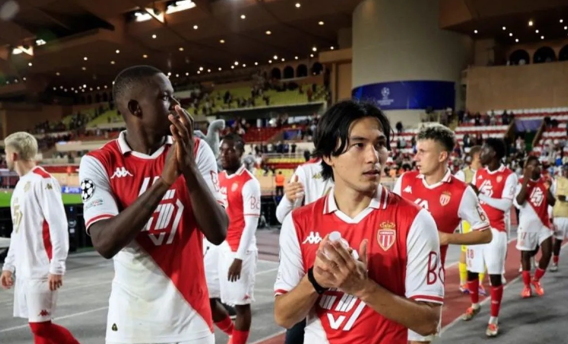 Para pemain AS Monaco merayakan keberhasilan mereka mengalahkan FK Crvena Zvezda dengan skor 5-1 pada pertandingan Liga Champions di Stadion Louis II, Monaco, Selasa (22/10/2024). (ANTARA/AFP/VALERY HACHE)