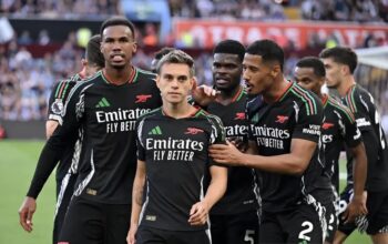 Pemain Arsenal Leandro Trossard berselebrasi dengan "dingin" saat merayakan golnya ke gawang Aston Villa dalam kemenangan 2-0 pada ajang Liga Inggris di Villa Park, Sabtu (24/8/2024). (ANTARA)