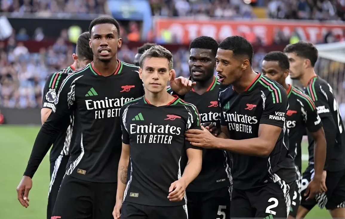 Pemain Arsenal Leandro Trossard berselebrasi dengan "dingin" saat merayakan golnya ke gawang Aston Villa dalam kemenangan 2-0 pada ajang Liga Inggris di Villa Park, Sabtu (24/8/2024). (ANTARA)